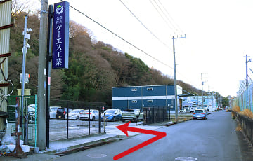 空いている駐車スペースに止めてください